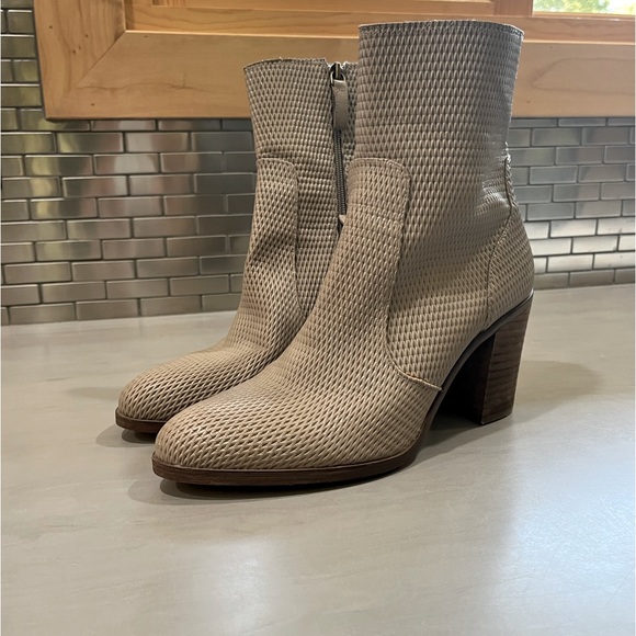Hinge Daphne Bootie Almond Toe Perforated Leather, Size 9.5 - Picture 1 of 6